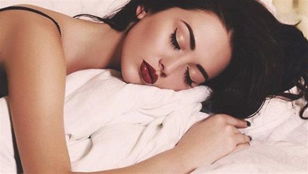  تعرفي عليها.. أضرار النوم دون إزالة المكياج
