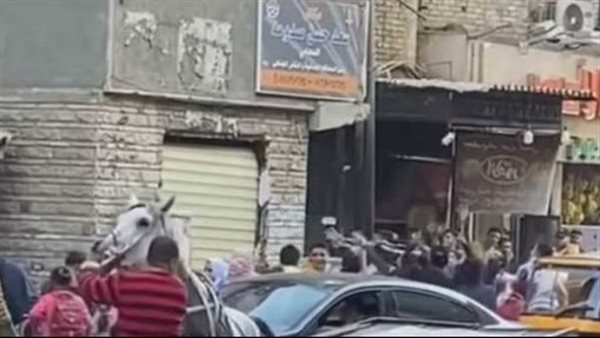 من البلكونة.. فيديو يثير السخرية لرجل يلقي بالأموال فوق رؤوس المارة | شاهد