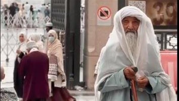 كأنه من زمن الصحابة.. فيديو لشيخ بالمسجد النبوي يثير ضجة على وسائل التواصل | شاهد