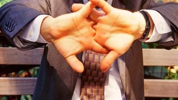 طبيبة شهيرة تجيب.. هل تسبب طقطقة الأصابع التهاب المفاصل؟