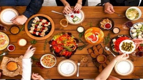 عادة خاطئة تجنبها.. تحذير من الصحة بشأن تناول 3 أطعمة شهيرة