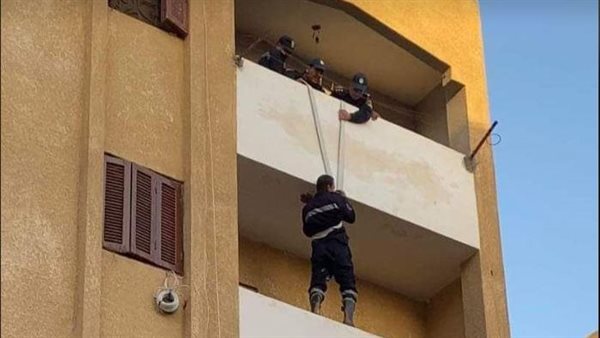 من الشرفة.. الحماية المدنية تنقذ قطة محتجزة داخل شقة بالشيخ زايد