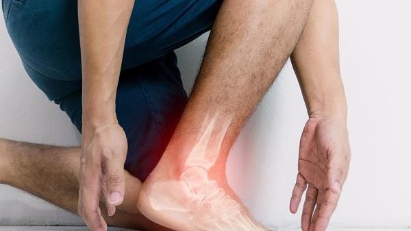 تظهر في القدمين... علامات واضحة تشير لإصابتك بمرض خطير