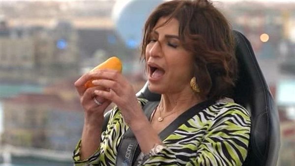 بإيدها وقشرها.. رامز جلال يجبر أمينة شلباية على أكل المانجو بالطريقة التي سخرت منها | شاهد