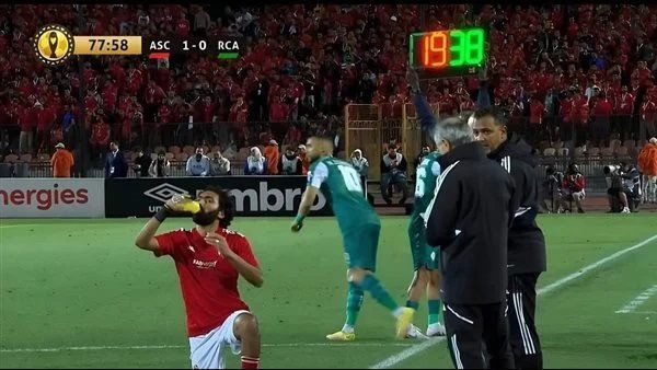  لقطة أثارت إعجاب الجمهور.. ماذا فعل حسين الشحات خلال مباراة الأهلي والرجاء؟