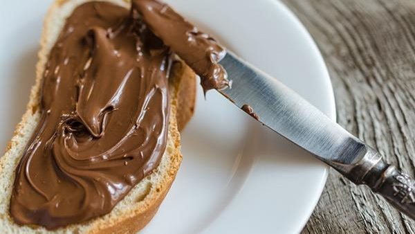 هل يجب أن نمنعها عن الأطفال؟.. مفاجآت صادمة في مكونات النوتيلا 