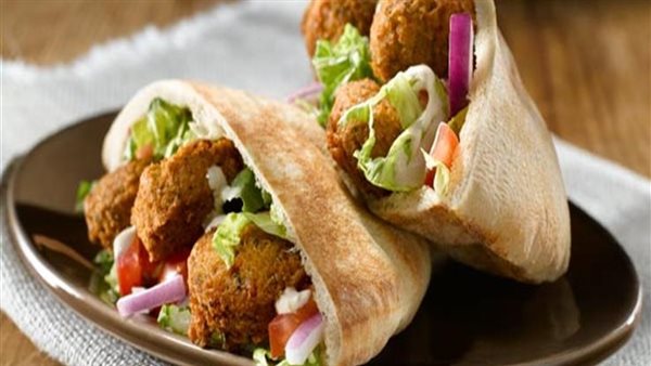 خبير تغذية يجيب.. ماذا يحدث لجسمك عند الإفطار على ساندوتش طعمية؟ 