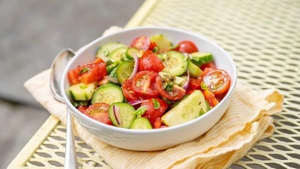  حافظ على صحتك.. إليك أفضل الإضافات للسلطة 