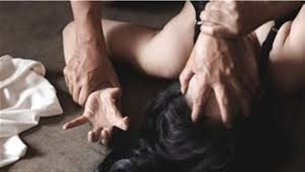 إحداهما أنجبت طفلا.. تفاصيل مثيرة في اتهام أب بمعاشرة ابنتيه وتهديدهما بالقتل