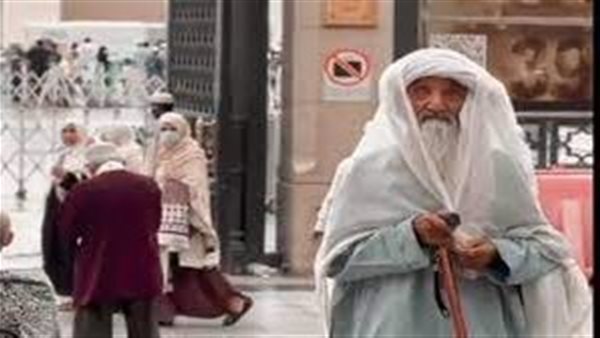 أثار الجدل..من هو المسن الذي ظهر في المسجد النبوي ليلة 27 رمضان؟ | شاهد