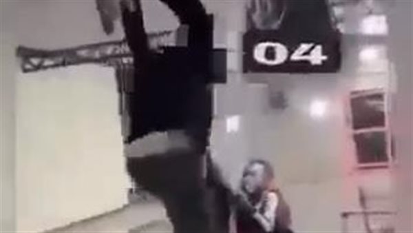 لقطات صادمة..شباب أفارقة يعذبون ليبيين ويعلقونهم بالسقف في مدينة الزاوية | فيديو