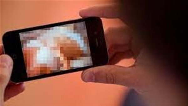 بيصورني فيديو في أوضة النوم..دينا تطلب خلع زوجها في محكمة الأسرة