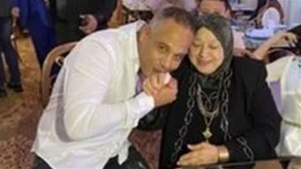 قبّل يدها أمام الجميع.. من هي سيدة دمنهور صاحبة الفضل على مصطفى درويش؟