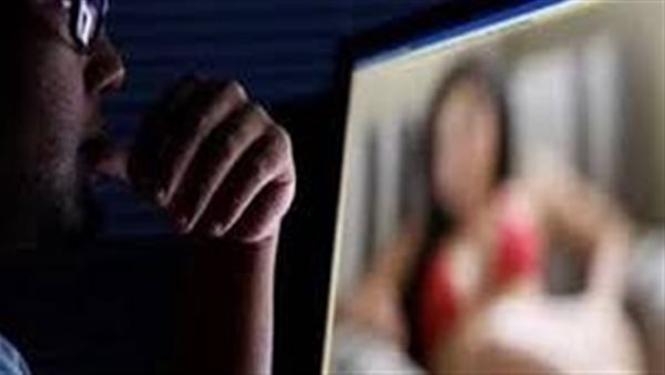 شات إباحي وصور فاضحة.. تفاصيل مثيرة في الحكم بحبس عامل هدد فتاة بنشر علاقتهما غير الشرعية 