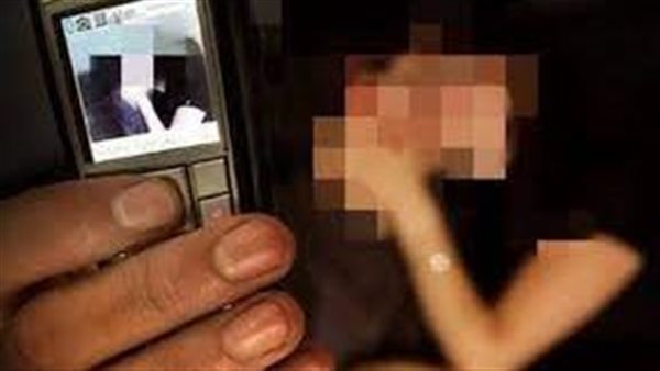 هتدفعي ولا افضحك.. القصة الكاملة لتهديد عامل لفتاة بنشر فيديوهات وصور جنسية لها 