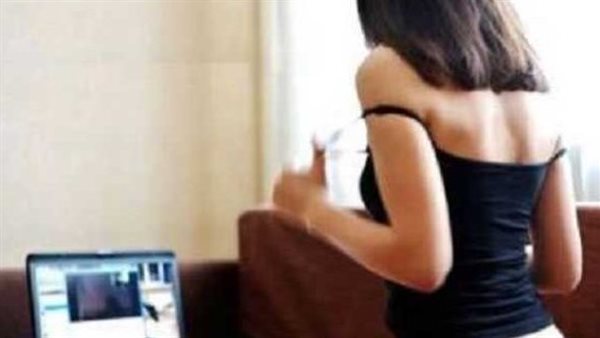 معمولك عمل وهتتعالجي.. تفاصيل مثيرة في اتهام سيدة لزوجها وأصدقائه بتصويرها في أوضاع مخلة