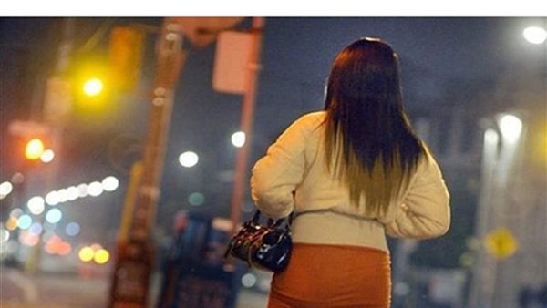 دفعوا لي أموالا لتصويري فيلمًا مخلا.. اعترافات مثيرة لفتاة ليل على رجلي أعمال