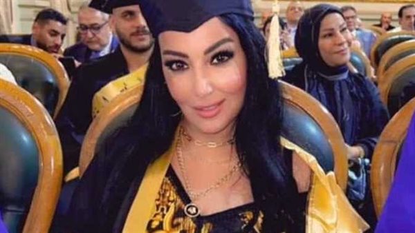 ورب الكعبة ما أعرف شكلها.. تعليق مثير من حسام موافي على تسليمه الدكتوراه الفخرية لـ سمية الخشاب | شاهد