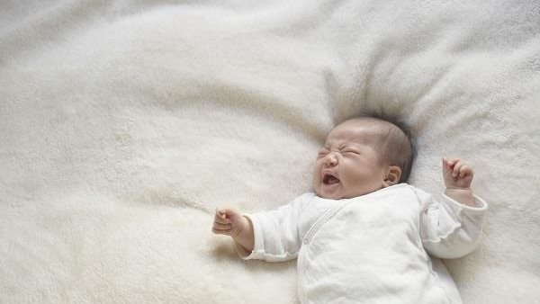 جه غلطة وحالتنا صعبة.. تفاصيل صادمة في عرض زوجين رضيعهما للبيع