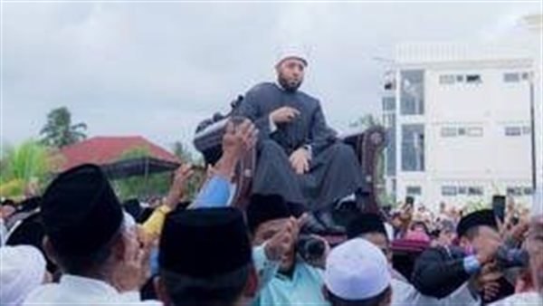 بعد حمله على الأعناق.. أسامة الأزهري يقبل يد أحد الأطفال بإندونيسيا | فيديو