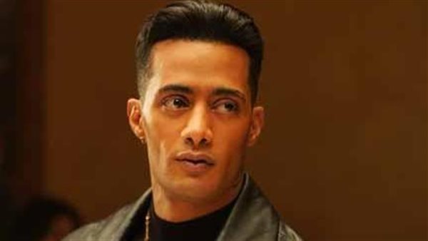 هكذا علق الجمهور.. محمد رمضان يثير الجدل ويستعرض أسلحة من الذهب | شاهد