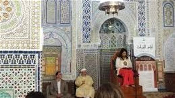 أثارت الجدل..حقيقة اعتلاء سيدة المنبر بدون حجاب في المغرب | شاهد