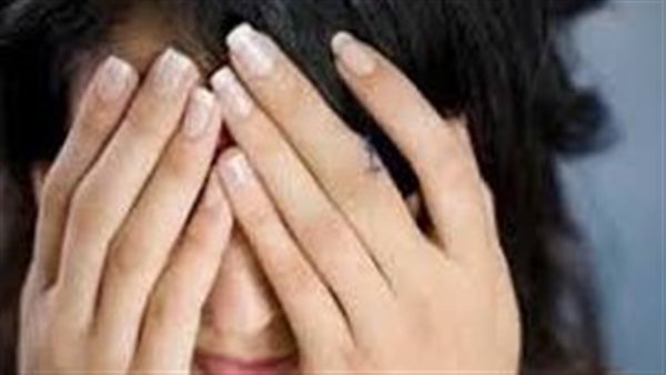 خايفة على بناتي منه.. زوجة بمحكمة الأسرة: طليقي ساكن معايا