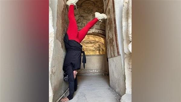 فوتوسيشن مثير للجدل.. فتاة تلعب اليوجا وسط مقابر أثرية في الإسكندرية | شاهد