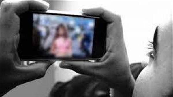 بتحريض من زوجها.. قرار عاجل ضد شاب هدد مذيعة شهيرة بنشر صورها الخاصة