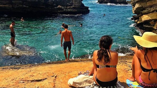 رجموها وزوجها.. ضجة في لبنان بعد مهاجمة شيخ لسيدة ترتدي مايوه