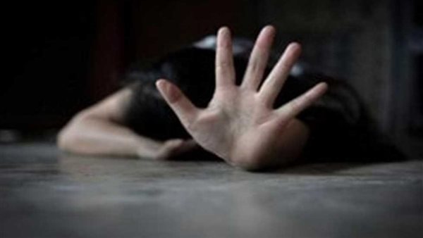 قص شعرها وكسر أسنانها.. تفاصيل مثيرة في اتهام شاب لوالده بتعذيب شقيقته في قنا