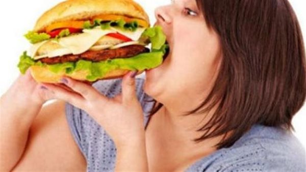 دراسة حديثة تجيب.. هل تناول الطعام في وقت متأخر من اليوم يهدد الصحة بالخطر؟