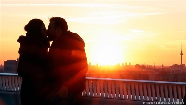 منذ 4500 عام.. تاريخ القبلات منذ وجود الإنسان