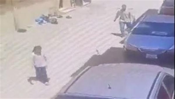 صرخاتها انقذتها.. نجاة طفلة من اعتداء جنسي في الشارع | فيديو