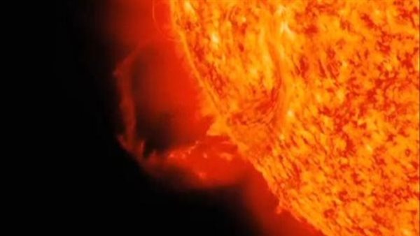 العاصفة الشمسية تقترب من الأرض.. هل تزيد وفيات البشر في ذلك اليوم؟