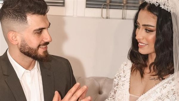 مهرها كيلو ذهب ومؤخرها مليار يورو.. فنانة شهيرة فى حالة خطرة بالمستشفى بعد طعنها فى رقبتها | شاهد