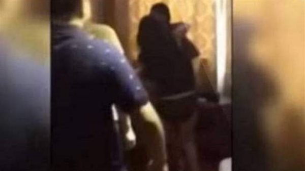 حضر زوجها وعشيقها في غرفة النوم.. ماذا فعلت سيدة الهانوفيل للهروب من الفضيحة؟