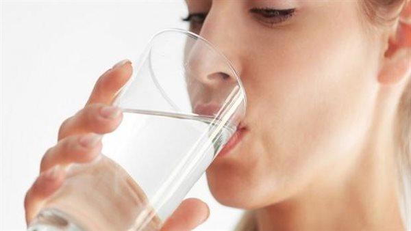 خبيرة تغذية تجيب.. هل شرب الماء أثناء الطعام خطر؟ 