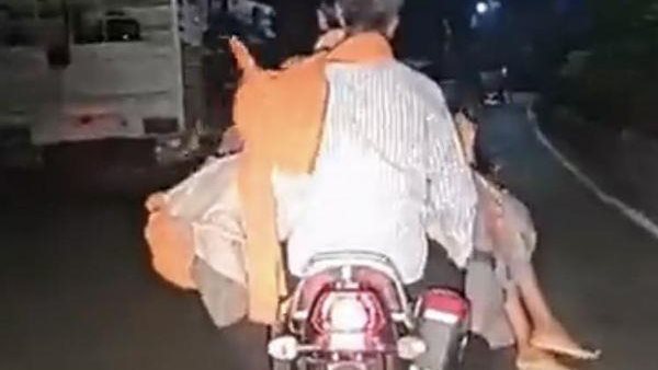  مقطع فيديو أثار جدلا واسعا.. أب يحمل جثة ابنته على دراجة نارية | شاهد