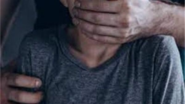 تحرش بي ولامس أجزاء بجسدي.. صرخة ابن عامل المحارة تنقذه من فضيحة