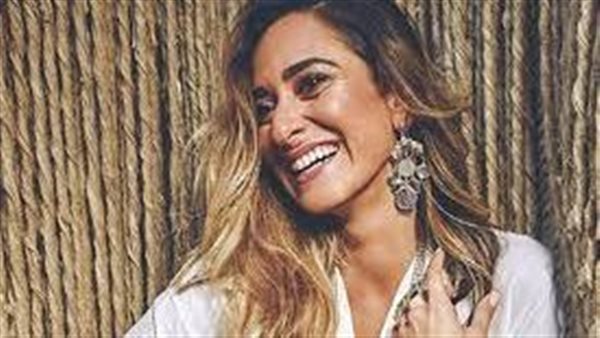 بفستان جرئ.. أمينة خليل تثير ضجة بإطلالتها في مهرجان كان | شاهد 