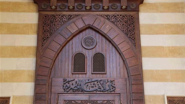 الإفتاء تجيب.. ما حكم تشبه الرجال بالنساء في الملابس واتباع موضة الغرب؟