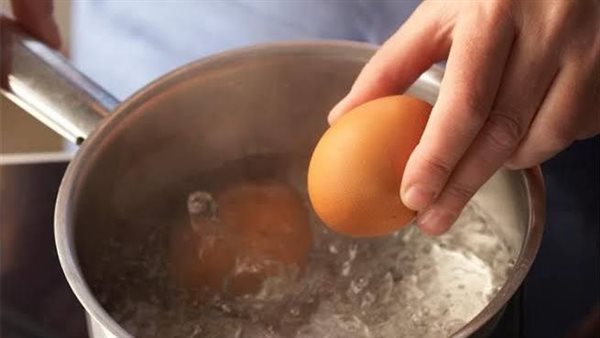 لن تتوقع المفاجأة.. ماذا يحدث لجسمك عند سلق البيض أكثر من 12 دقيقة 