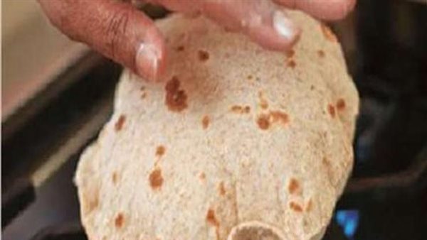 رئيس لجنة صحة الغذاء تجيب.. هل يسبب تسخين العيش البايت السرطان؟