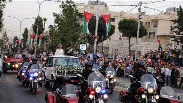 بسبب فستان الأميرة رجوة.. شقيقتا الأمير الحسين تثيران الجدل في حفل زفافه | شاهد