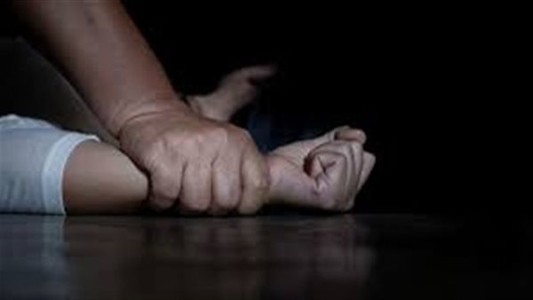 عاشرها عدة مرات بالقوة..قرار جديد من محكمة جنايات الإسكندرية بشأن المتهم بهتك عرض ابنته 