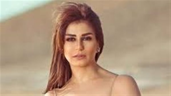 ميكب هادي.. إطلالة صيفية مميزة للفنانة منة فضالي | شاهد