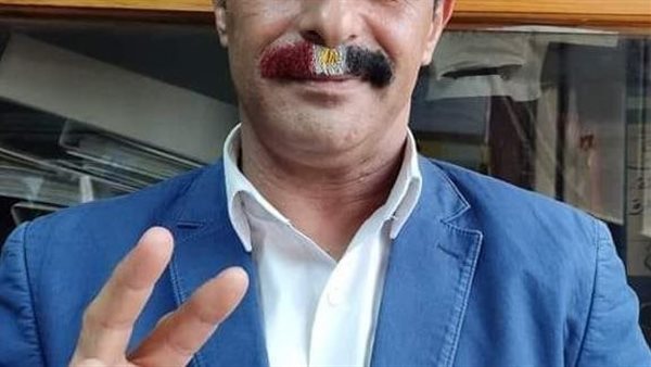 الترند جنن الناس.. مَن هو الموظف الذي دَهَن شنبه بألوان علم مصر؟