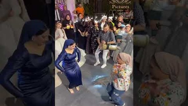 رقصة على الفيس وتهديد بالطلاق.. القصة الكاملة لصاحبة الفستان الأزرق