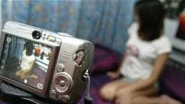 عايزني في الشقة.. طالب أزهري وصديقه يهددان فتاة قاصر بصور وفيديوهات عارية